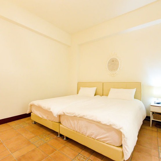 廿十多年旅外工作的經歷，讓民宿主人有更多的機會看見許多國家不同的生活民情，而在一次偶然的機會來到了台東，除了鄰近太平洋與花東縱谷的美景之外，莫過於這兒「慢‧生活」的步調，簡單的一個深呼吸，都能使人微笑