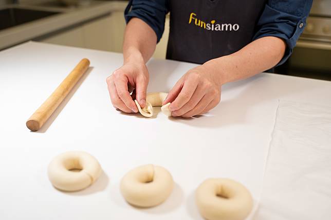   每天早餐煩惱要吃什麼？就讓孩子們親手準備吧！這款「經典美式花生貝果」由子靖老師親自調配的黃金比例，將花生醬鹹香融入麵團的香甜中，口感單純扎實卻不失彈性，想不到在家親手做的貝果也能有如此優秀口感！（圖片提供/ Funsiamo）