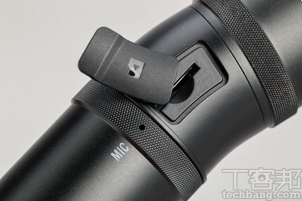 TF卡槽記憶卡最高可支援128GB，並有防水蓋保護，一旁為收音孔。