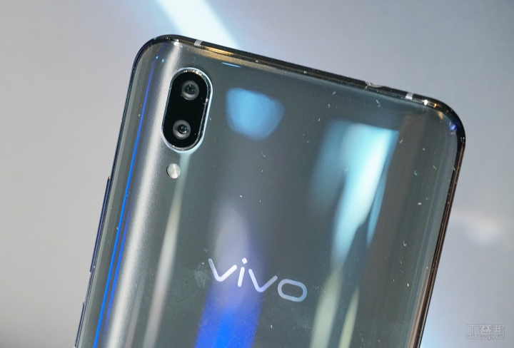 台灣首款螢幕下指紋辨識手機來了！Vivo 發表 X21 新機