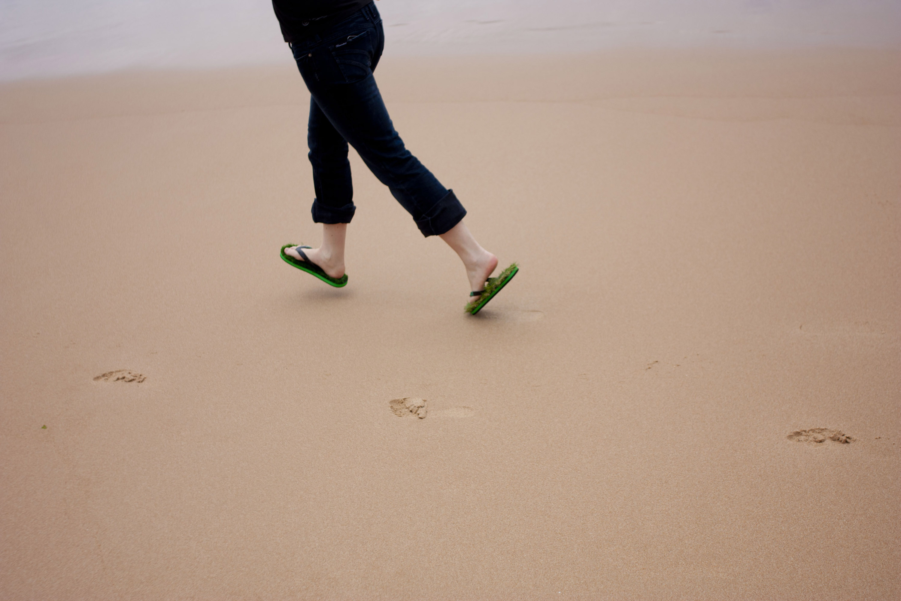 拖鞋也走綠設計？把草地隨身帶著走！
