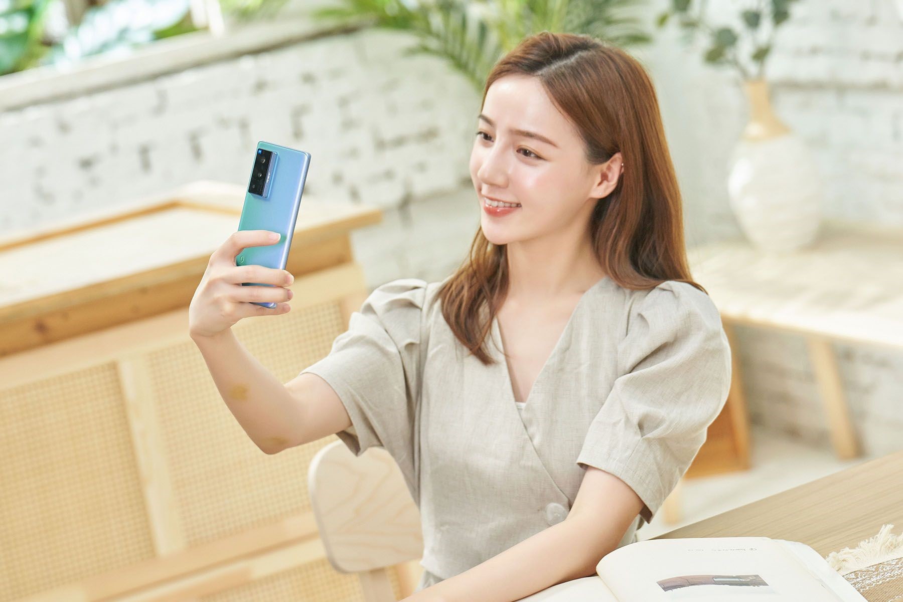 X70 系列的自拍鏡頭效果卓著，隨手拍就是美照一張！