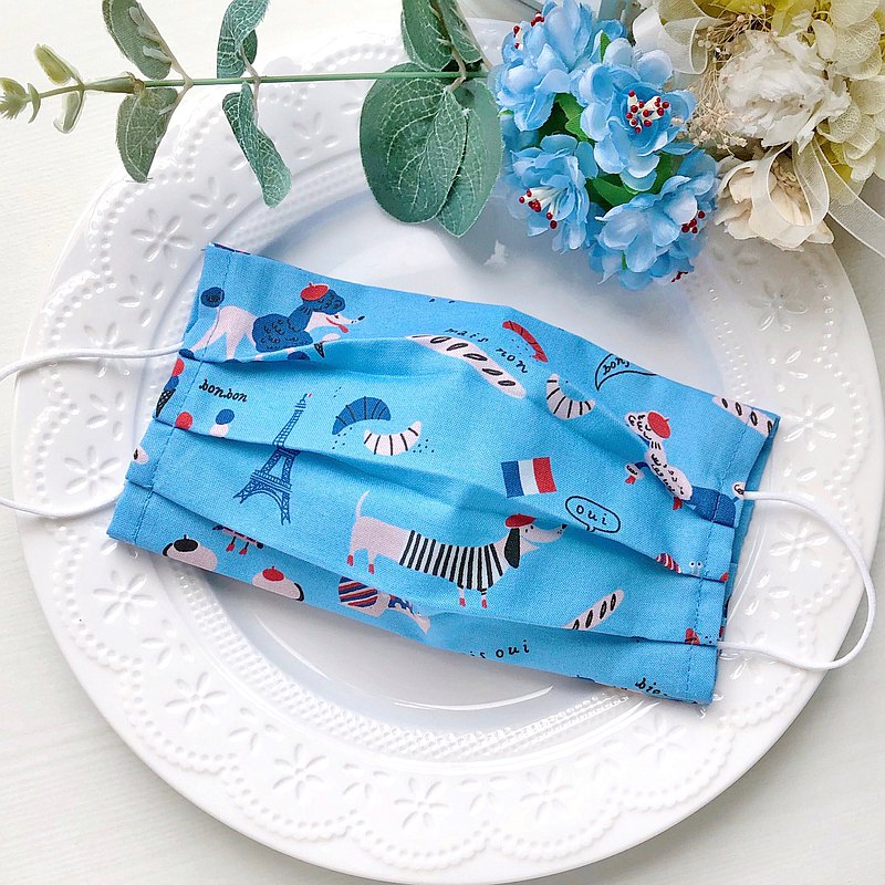 因應醫療口罩短缺而使用的過度時期的棉布口罩套，防疫、顧及衛生也要兼顧美觀。