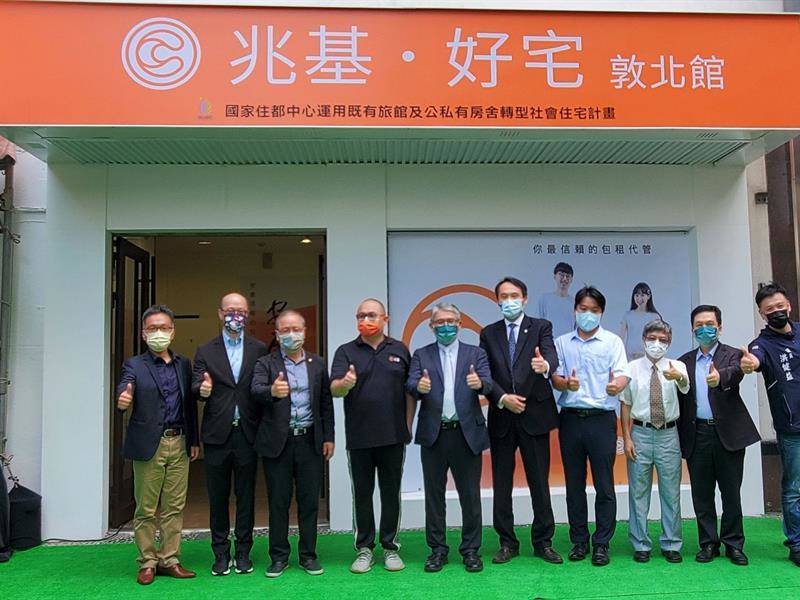 Re: [新聞] 陳時中視察社宅　黃珊珊搬數據「中央既