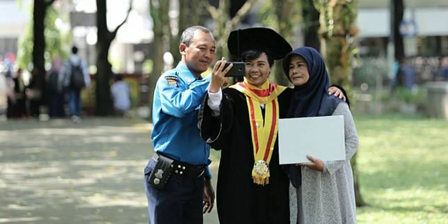 Satpam UGM hadiri wisuda gelar doktor anaknya (ugm.ac.id)