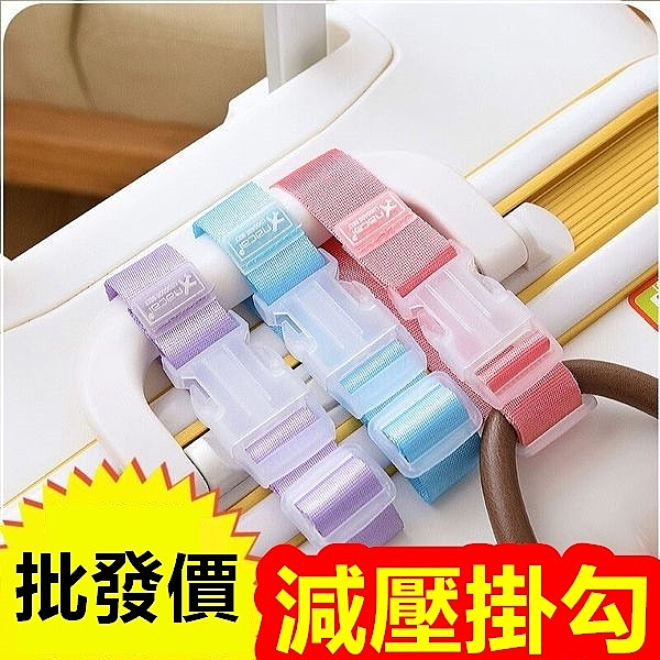 可以扣在行李箱或是嬰兒車上面的掛勾、重物不用再提到肌肉痠痛了nlogo圖樣隨機，不介意者在下標