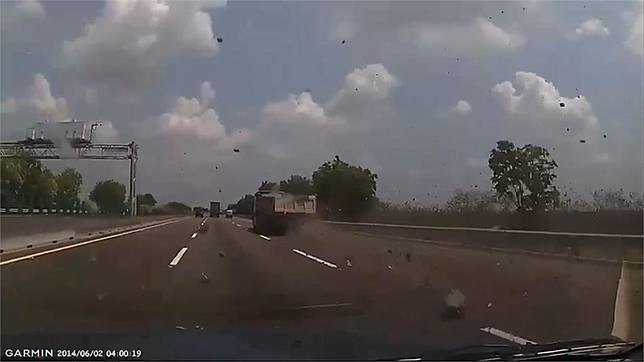 砂石車後斗砂石沿途飛多車板金 前擋被砸洞 Khaohot Pro