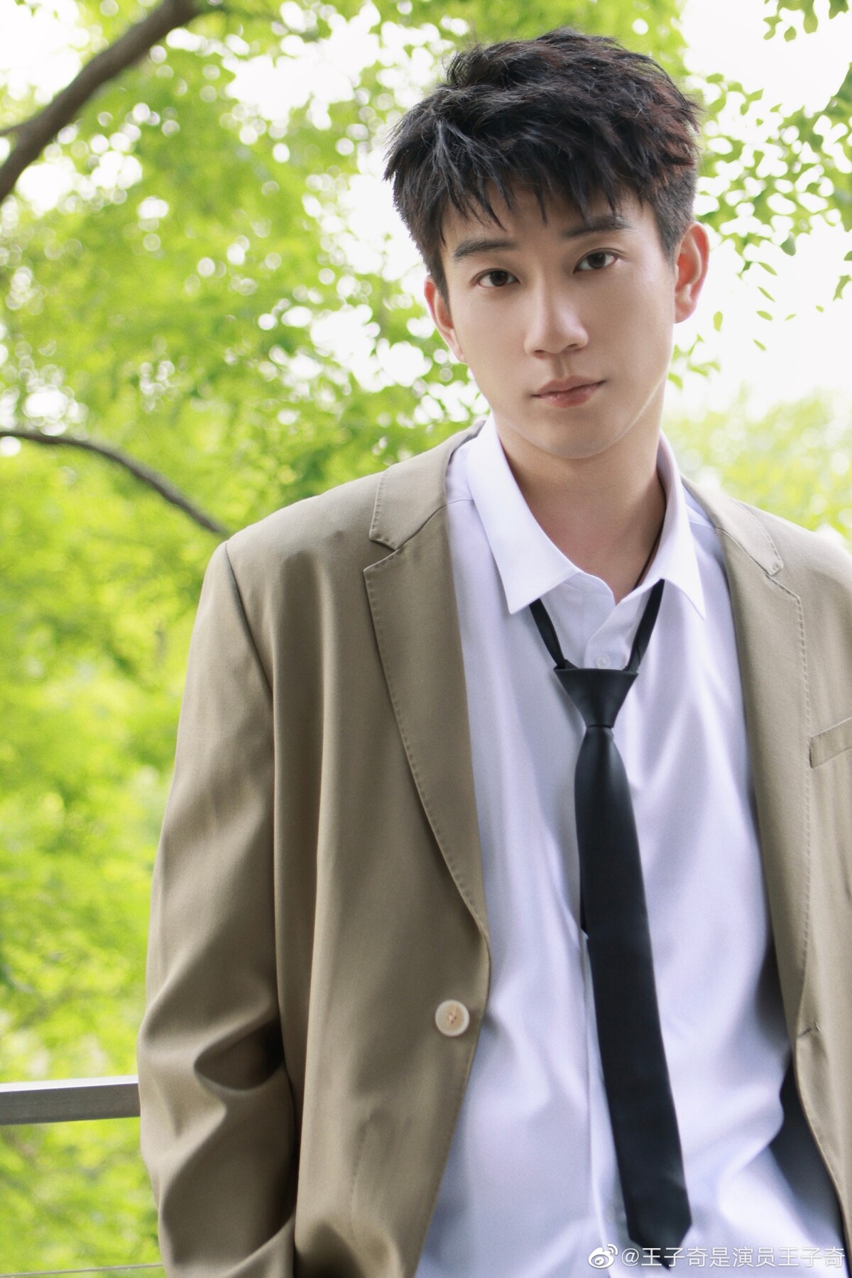 《玉骨遙》演員古裝vs.時裝！肖戰、王楚然中規中矩，任敏、盧昱曉翻車被吐槽！