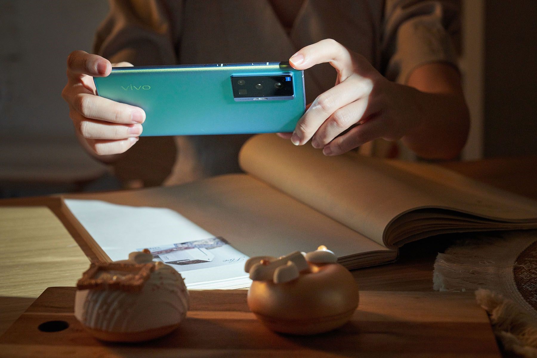 vivo X70 系列的感光元件規格優異，搭配微雲台 3.0 架構，面對手持夜拍可說是無往不利。