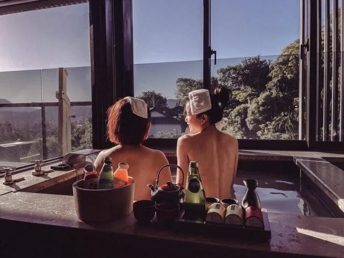 【麗禧溫泉酒店】這間台北住宿位在台北北投最高點，離市區不遠卻有環山圍繞的隱世感，這間北投住宿是一家從裡到外皆賓至如歸的破萬的五星級高級日式飯店。建築及景致不說，房內備有獨立冷熱分離泡湯池外、館內還有彷彿置身日本的露天及半露天風呂、蒸氣浴、石板浴等，中庭還有伴隨著桂花樹的水舞台，是館內的拍照打卡亮點，完全你是度假的首選。