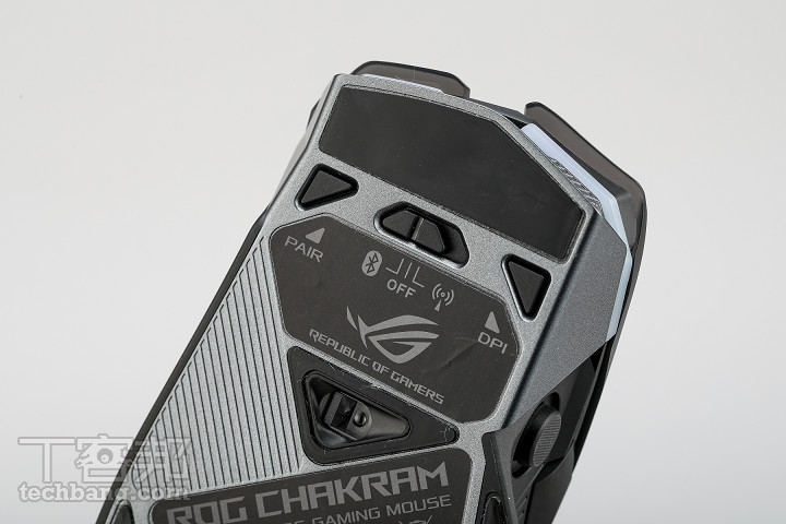 ROG Chakram 採內建電池設計，底面有 RF 2.4Ghz 與藍牙連線的切換開關，配對鍵與 dpi 調整鍵也設計於此處。