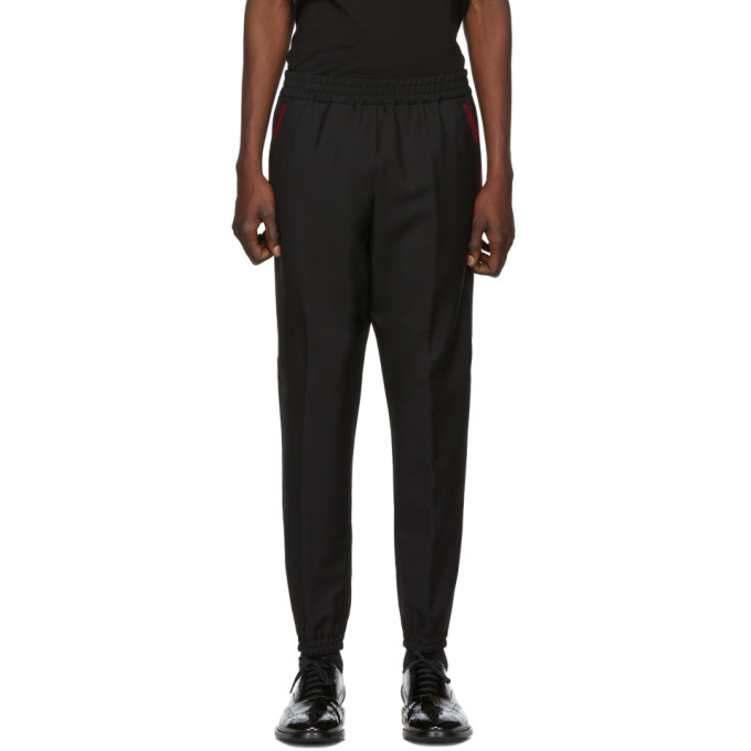 黑色锥形运动裤，采用羊毛混纺马海毛。中腰剪裁，三袋款式，弹性裤腰和裤脚口。正面口袋附有黑红配色徽标图案饰边。供应商配色：Black