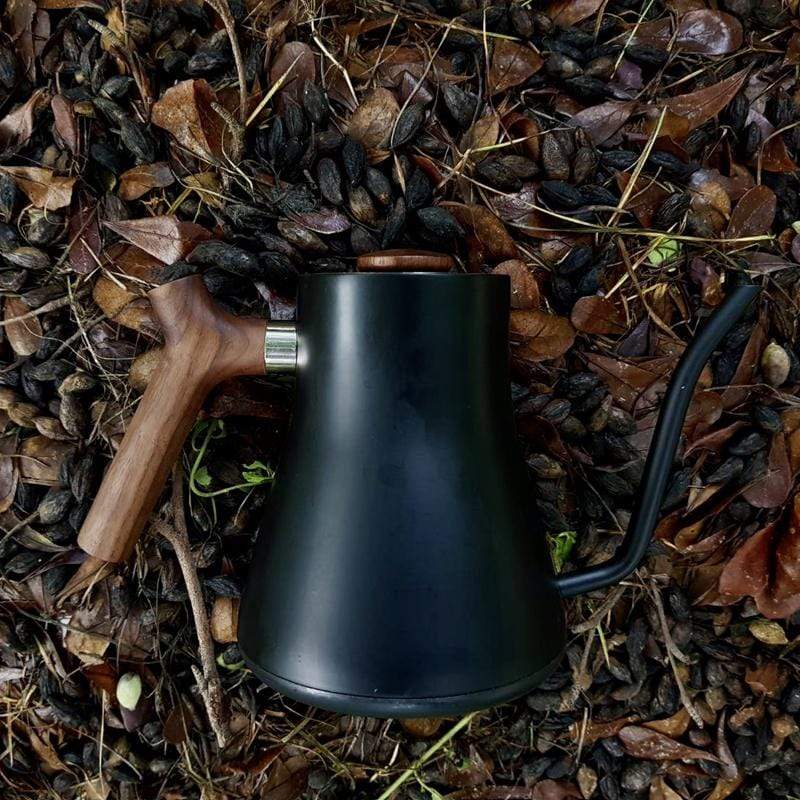 產品特色 原木經典魅力，配件手把升級EKG。 獲紐約MOMA現代藝術博物館永久典藏 美國咖啡師冠軍御用手沖壺 二代切嘴、精密焊接，適合手沖咖啡 內建溫度感測器，準確地掌握溫度控制 頂級304不鏽鋼(1