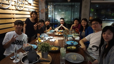 [板橋。美食]蓋子美式餐廳慶生-菠蘿麵包皮的漢堡!炸洋蔥花好看又好吃!!有菜單