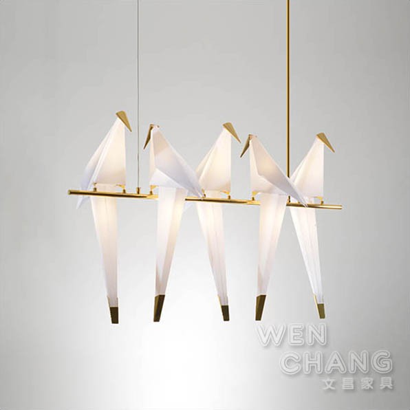 ●商品材質 描述金屬 / 白色 / 光源：內建LED燈源英國設計師 Umut Yamac 創造了摺紙鳥造型的燈 Perch Light折紙鳥的造型，內建LED燈源，加上金黃色的點綴，有些古典、有些幾何