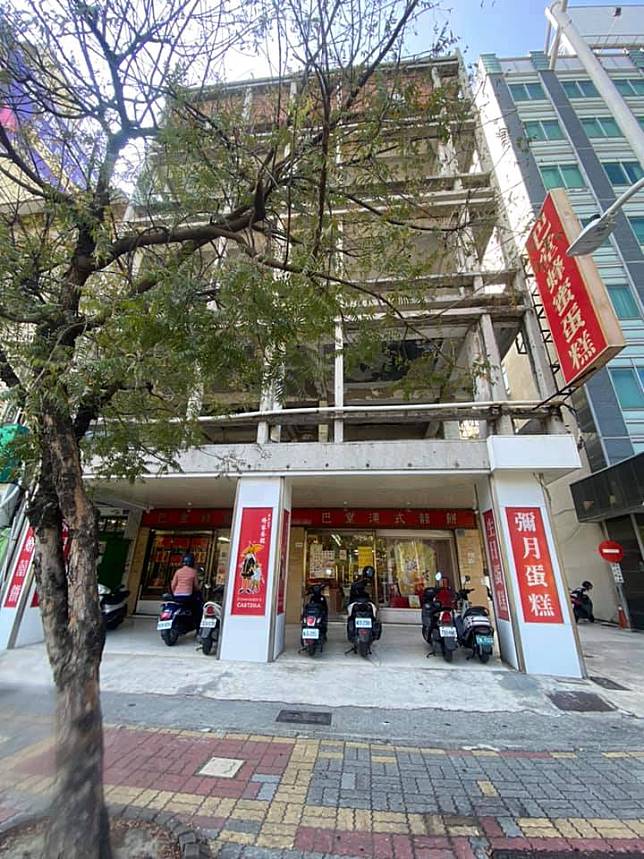 巴堂蜂蜜蛋糕開在曾被大火肆虐的大樓一樓。（過上好日子 邱俊智攝）