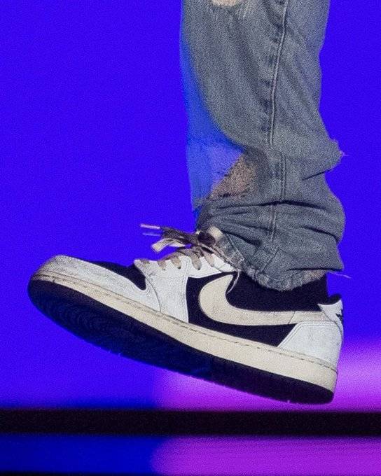 Travis Scott 登台Rolling Loud 曬出全新Air Jordan 1 Low 聯名鞋，後