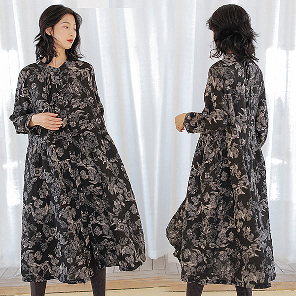 小立領貼合脖頸線條，帶來溫婉而內斂的氣質 前幅用風琴褶點綴，極具質感 門襟釦子是可以解開的