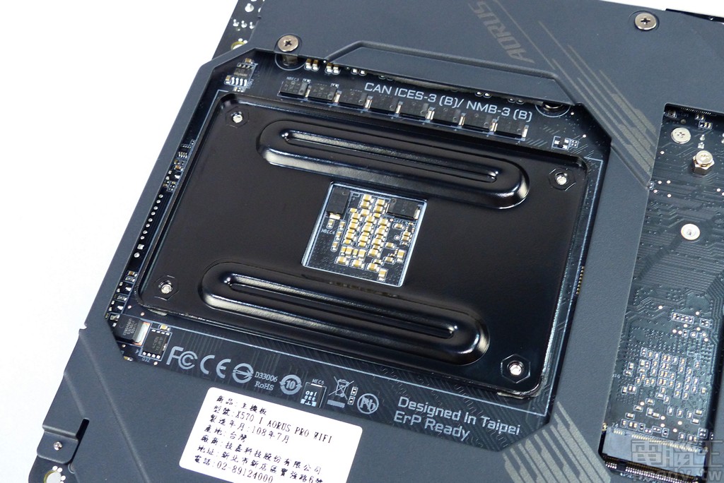 ▲ 處理器背部金屬飾板開設更大的區域，主因為容納散熱器 AMD、Intel 平台共用背板之故。