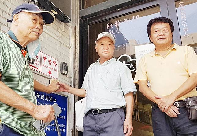 台灣團結聯盟中執委洪合詳（中）由黨主席劉一德（右）陪同到屏東地檢署按鈴告發許展維涉嫌收賄。（記者毛莉攝）
