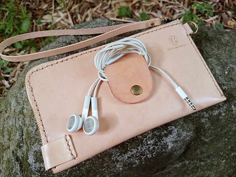 手機，跟耳集器終於在一起嚕～^^ 是一款擰著此包包就可出門的概念。結合現在的“大手機”，及熱賣的皮件小物-耳集器，悠遊卡層與鈔票層.是款多四合一的包夾，嚴選進口頂級植鞣革，升級A級玉米鏈，100%手工