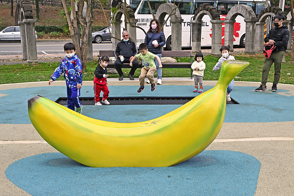 旗山鼓山公園武術遊戲場特製香蕉造型的遊具，不只有趣特別也呼應在地物產特色。(攝影/Carter)
