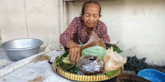 ™ Penjual Jajan Pasar di Yogyakarta Langganan Soeharto Mbah Satinem, 