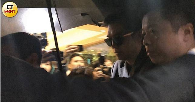 大哥帶高以翔回家了...　母悲痛由工作人員攙扶