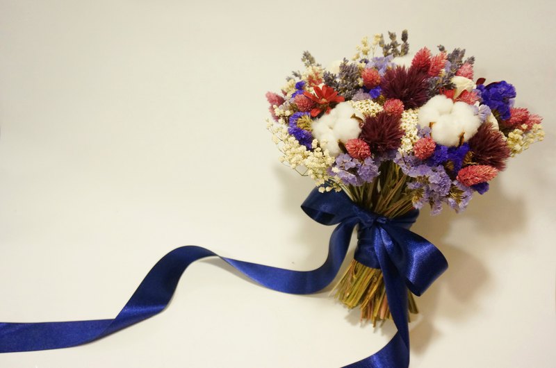 特別的分享捧花 來自真心愛著姊妹的新娘 六束乘載著祝福的小捧花 組合成婚禮中亮眼的大捧花～ 繫著長尾的藍緞帶是MK & SF給各位的禮物 祝福妳們都能永結良緣、幸福一輩子: )