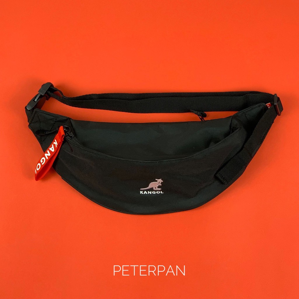 商品 KANGOL 側背包 腰包 袋鼠 小型 黑色 尺寸 33cm x 12cm x 8cm 狀況 全新正品公司貨 #kangol #腰包 #側背包 ⚠️下單前可多使用“聊聊”，詢問是否還有庫存⚠️ 