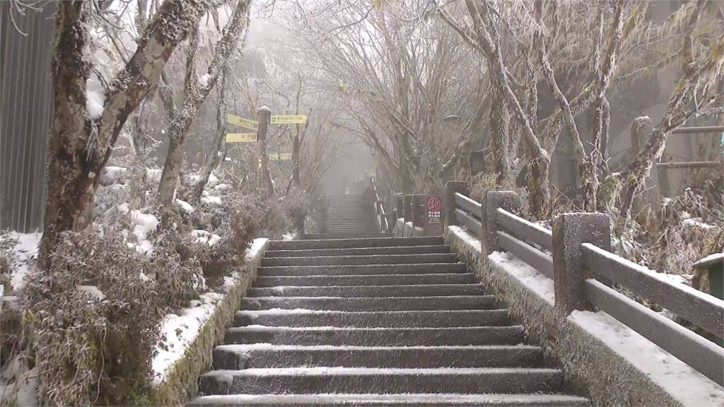 拉拉山再度降雪太平山僅下冰霰路面結冰 民視新聞網 Line Today