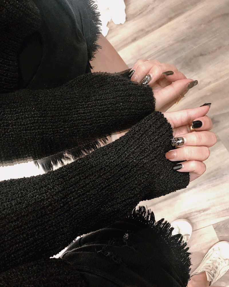 寬鬆短版版型/舒適針織面料商品長度/短版商品版型/適中商品厚薄/適中商品彈性/佳*此款材質特性，不宜使用衣架吊掛，建議平放 / 避免摩擦*此款材質吸濕性較一般材質大，故洗滌後些微縮水屬正常現象。*請避