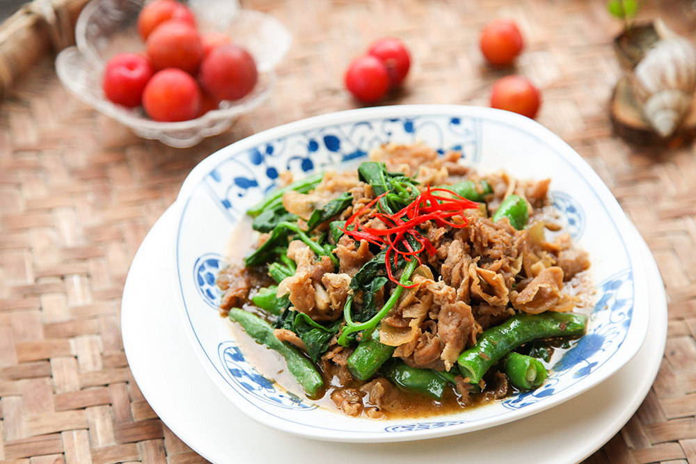 山豬肉炒蔬菜為配合季節食材的變化料理。主廚使用薄片帶皮山豬肉和醜豆搭配，打造爽脆口感。(攝影/Naru)
