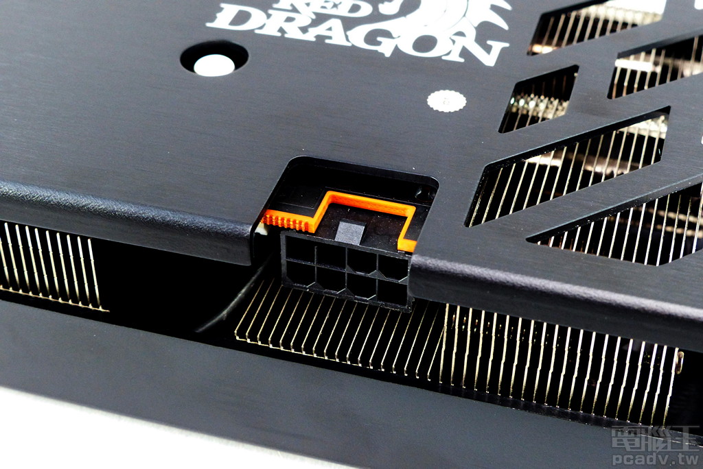 顯示卡需外接 1 個 PCIe 8pin 輔助電源。