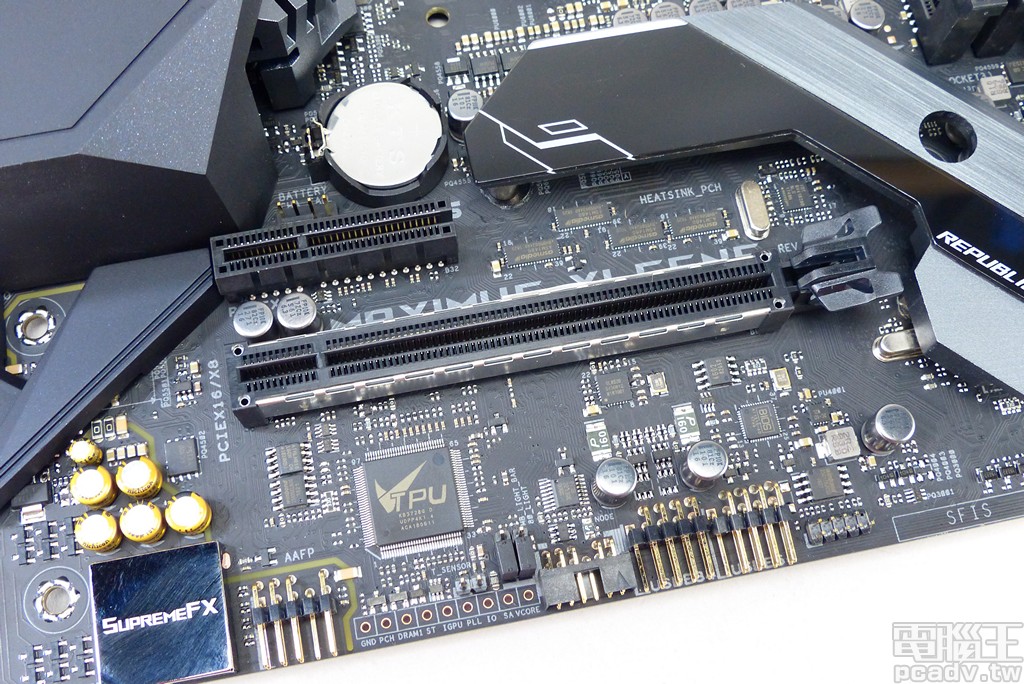 銜接至處理器的 PCIe x16 插槽往下挪移至第二條介面卡位置，第一條介面卡則安排銜接至處理器的 PCIe 3.0 x4 插槽