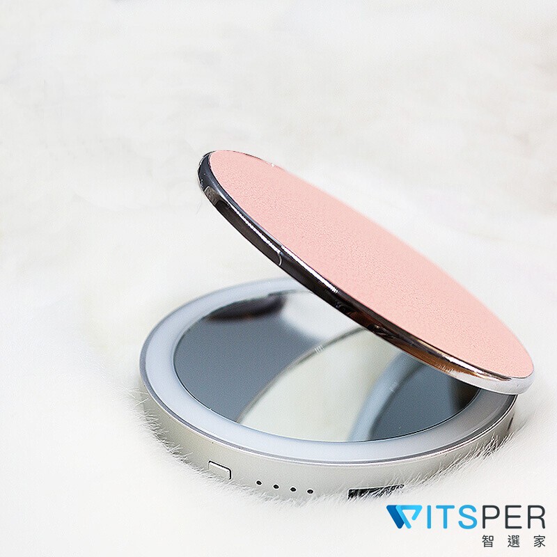 【WitsPer智選原因】常常要出門見心愛的朋友或情人，有個補妝鏡在包包或口袋裡。應該很實用吧，尤其又有補光的功能，非常輕巧，即使人擠人的空間中，昏暗的地方。而且還有放大鏡？？毛細孔都照出來了，補妝一