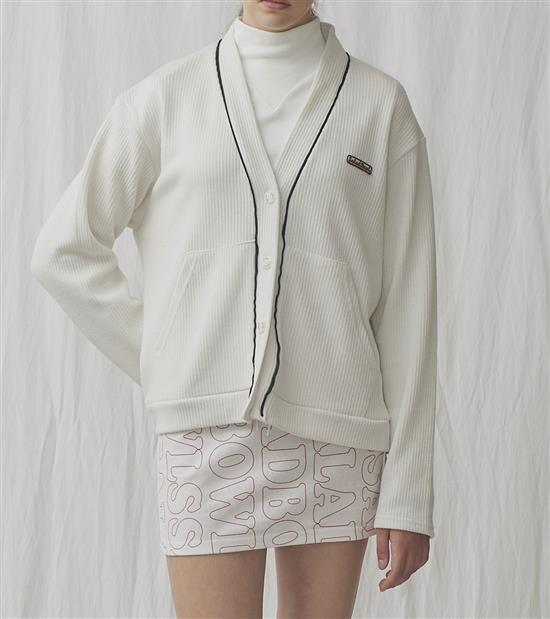 嫘縈混紡彈性面料。合身材質。胸前logo小徽章。腹部口袋。