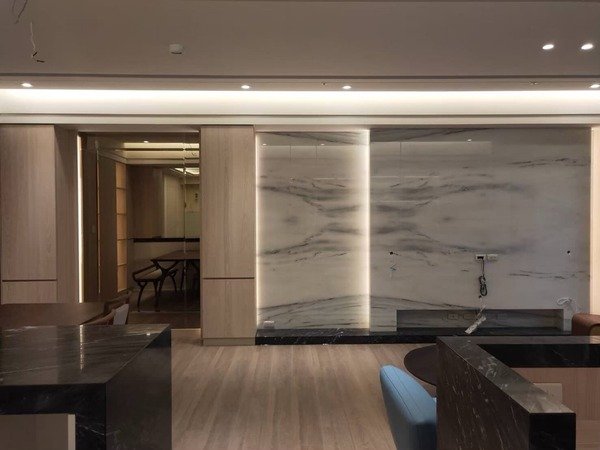 銀狐大理石-八里聯利石材，大理石材推薦，翡翠、瑞士白大理石，白色系大理石，電視牆、玄關、浴室、檯面適用大理石，有礦山自產自銷的大理石材廠推薦