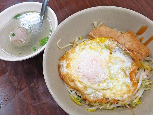 【萬華美食】阿伯蛋包麵-在地人才知道的隱藏版口袋名單