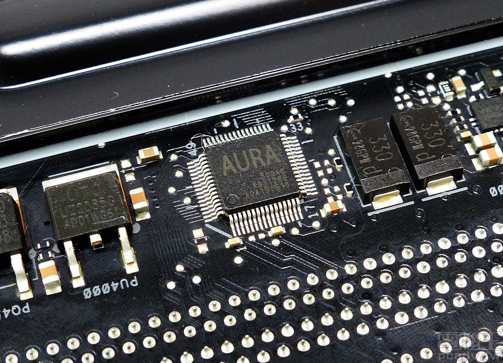 負責 RGB LED 燈光效果控制的 AURA 晶片，位於主機板背部、處理器插槽與記憶體模組插槽之間。