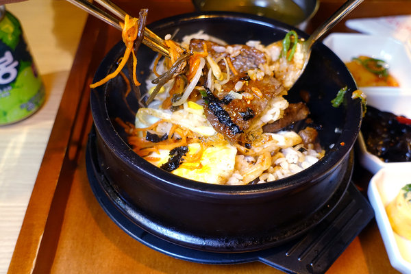 偷飯賊-信義遠百A13餐廳推薦，台北信義區韓式聚餐、一個人的韓式料理，九宮格小菜+韓式鍋物/燒肉/定食，信義區平價韓式美食(內含偷飯賊遠百菜單) 