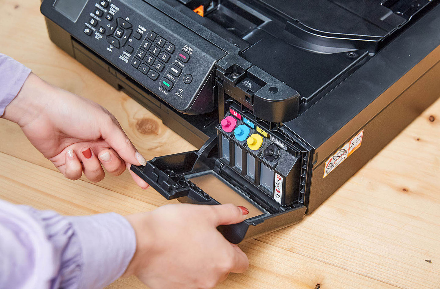 向前掀開墨水槽保護蓋，即可看到內部四色的墨水注入口，上頭都有獨立標色的瓶蓋與對應墨水型號。