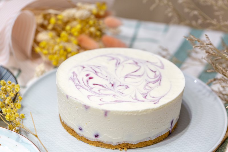 （此款非蛋奶素食） 新鮮藍莓製成果泥，融入蛋糕裡，酸Ｖ口感不甜膩，低碳低負擔是慶生的最佳選擇。 6吋-680g、9吋-1160g。