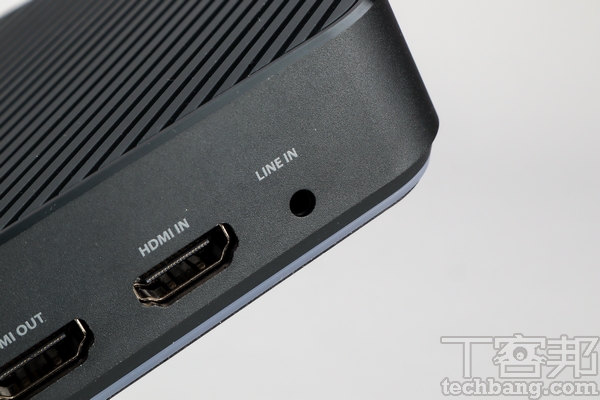 音源輸入 附一組3.5mm音源接孔，可外接麥克風並在擷取過程中進行混音。