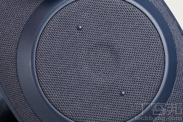 右耳罩上搭配上下兩顆凸點利於使用者快速按壓在最準確位置，進而調整音量大小與切換歌曲，中間則可暫停/播放音樂、接聽電話。