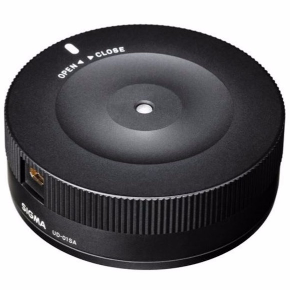用戶可將SIGMA USB DOCK連接適馬最新鏡頭群Art、Contemporary與Sports系列至電腦以升級韌體、調校對焦功能與其它參數。搭配特設的專用軟體SIGMA Optimization