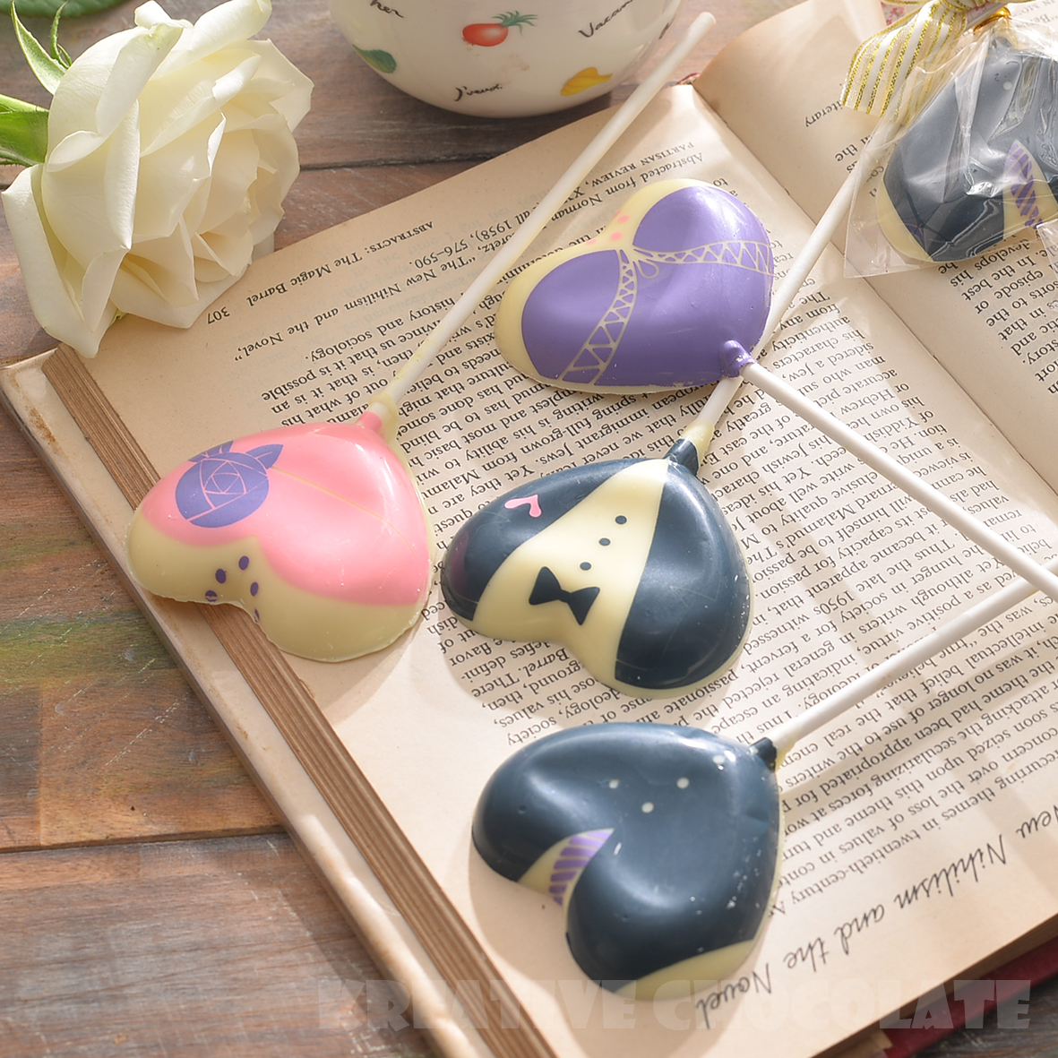 精緻婚禮進場小物;婚紗+西裝愛心造型;愛心圖案，恕不挑款;巧克力，尺寸: 5.5X4.5公分