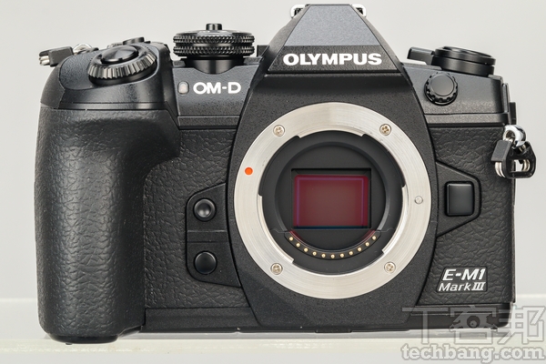 M4/3感光元件 E-M1 Mark III採用M4/3尺寸感光元件，可使用Olympus或是Panasonic品牌的M4/3接環鏡頭，在兼顧握持手感以及性能的同時，亦具備M4/3機身的輕巧優勢。