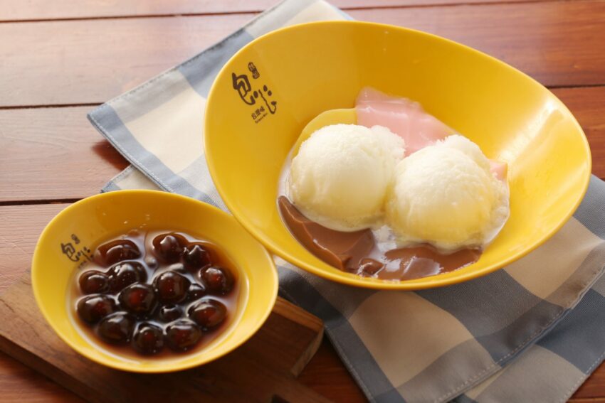 羅東美食｜羅東夜市美食，熱呼呼的包心粉圓倒在冰品上，又冰又熱的口感十分有趣，但要小心別讓粉圓冰太久以免變硬哦。