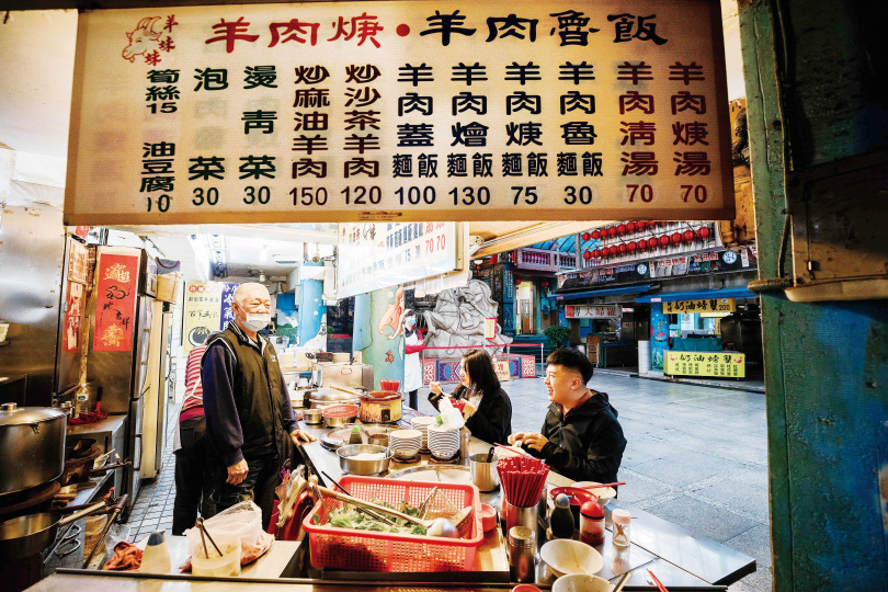 位在基隆廟口前的「羊妹妹」，賣的料理全和羊肉有關。（圖／于魯光攝）